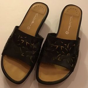 ThomMcAn slide in sandals sz 7.5
